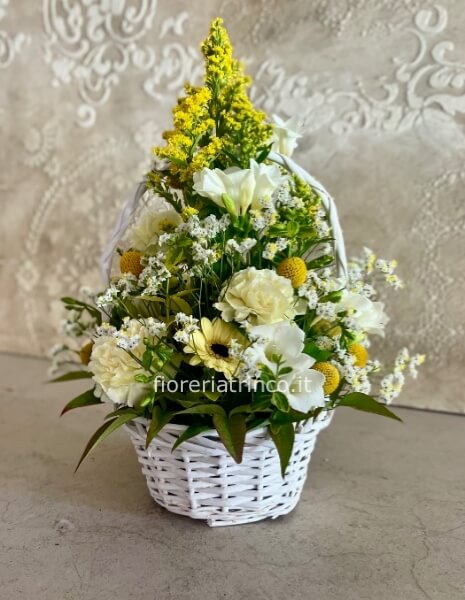 Cesto fiorito colore bianco - giallo Cesto fiorito colore bianco - giallo