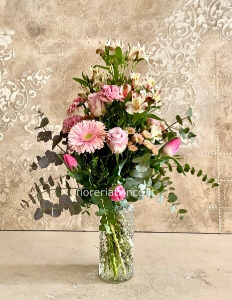 Mazzo lungo vaporoso in tonalità di rosa. Mazzo lungo vaporoso in tonalità di rosa.